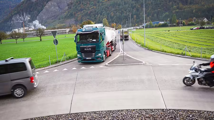 Temporäres Lichtsignal gegen Stau: Querspange in Netstal entlastet!