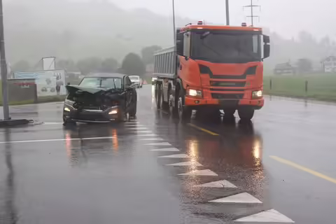 Tourist mit Mietwagen verursacht spektakulären Unfall in Hundwil!