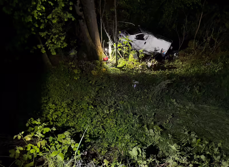 Tragischer Lieferwagen-Unfall: Mitfahrer stirbt, zwei verletzt!