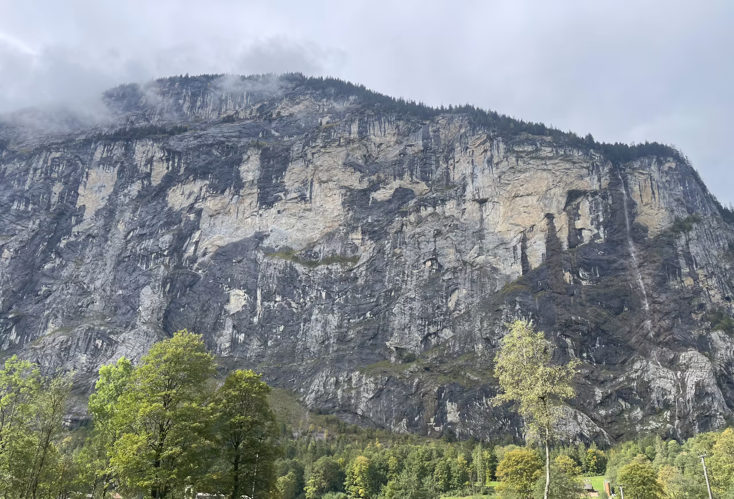 Tragödie in Lauterbrunnen: Basejumper stirbt bei gefährlichem Sprung