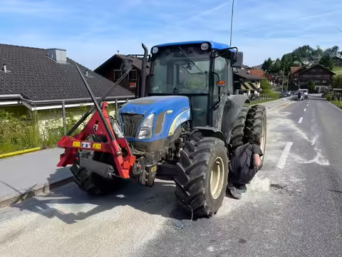 Traktor-Unfall in Haslen: Diesel auf der Straße sorgt für Feuerwehr-Einsatz