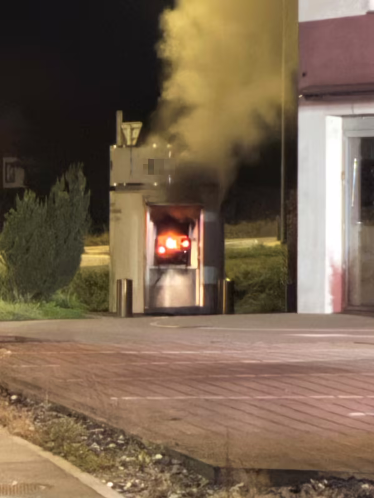 Unbekannte zünden Bancomat in Wilen: Polizei sucht Zeugen!