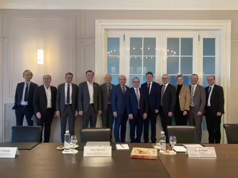 Bundesrat Rösti trifft Ostschweizer Delegation: Bahnprojekte im Fokus!