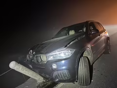 Alkoholisierter Fahrer kracht in Stützmauer – Auto schwer beschädigt!