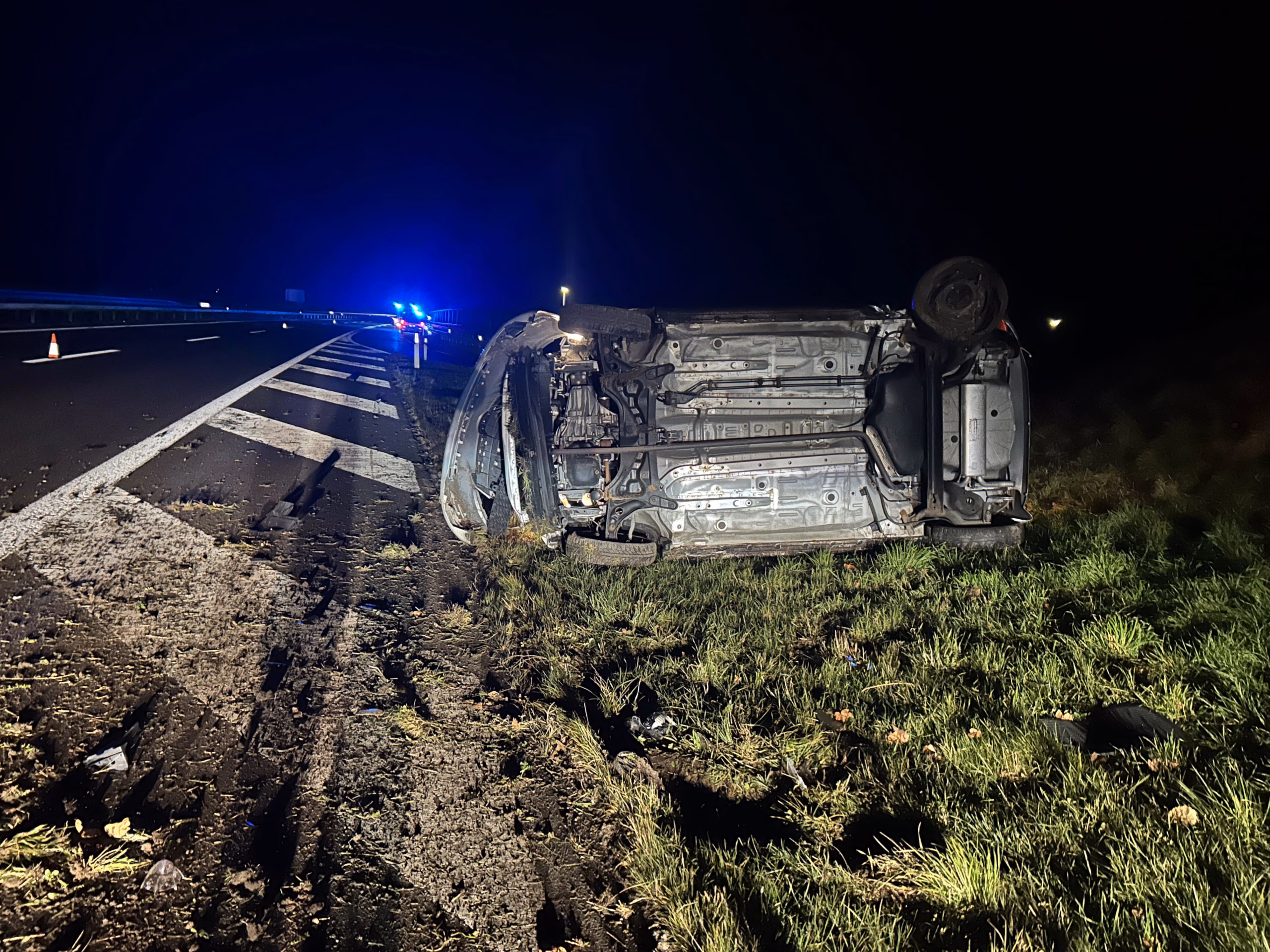Alkoholisierter Fahrer kracht in Unfall und verletzt Mitfahrer auf A1!