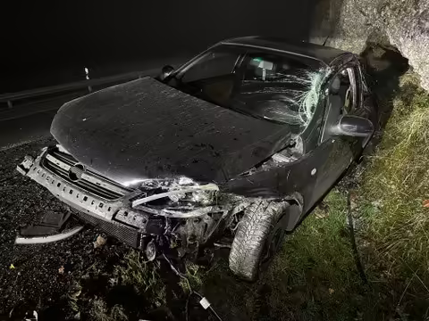 Auto-Unfall bei dichtem Nebel: Fahrer bleibt glücklicherweise unversehrt!