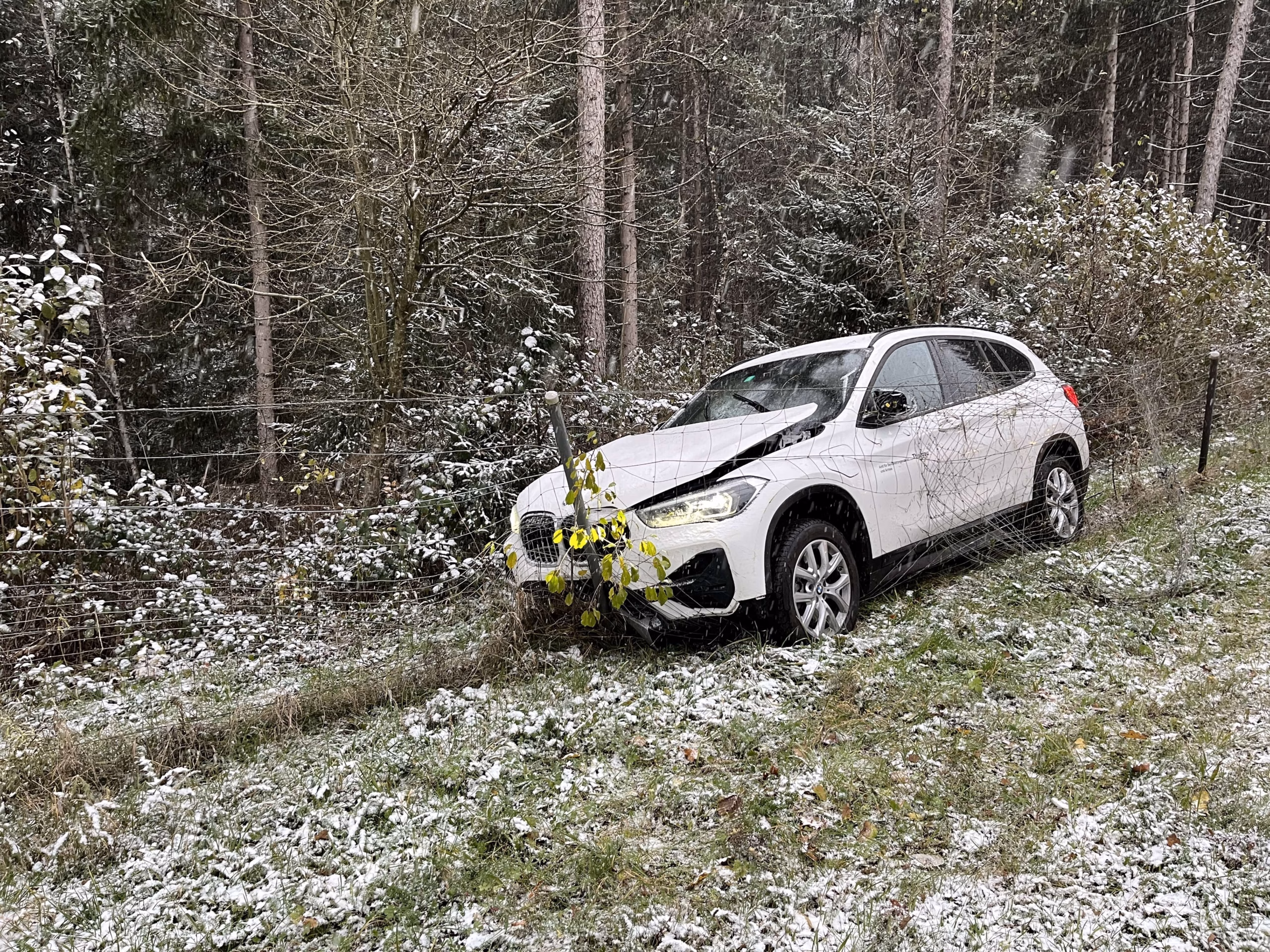 Autoschaden nach Sekundenschlaf: Fahrer bei Wängi glimpflich davongekommen