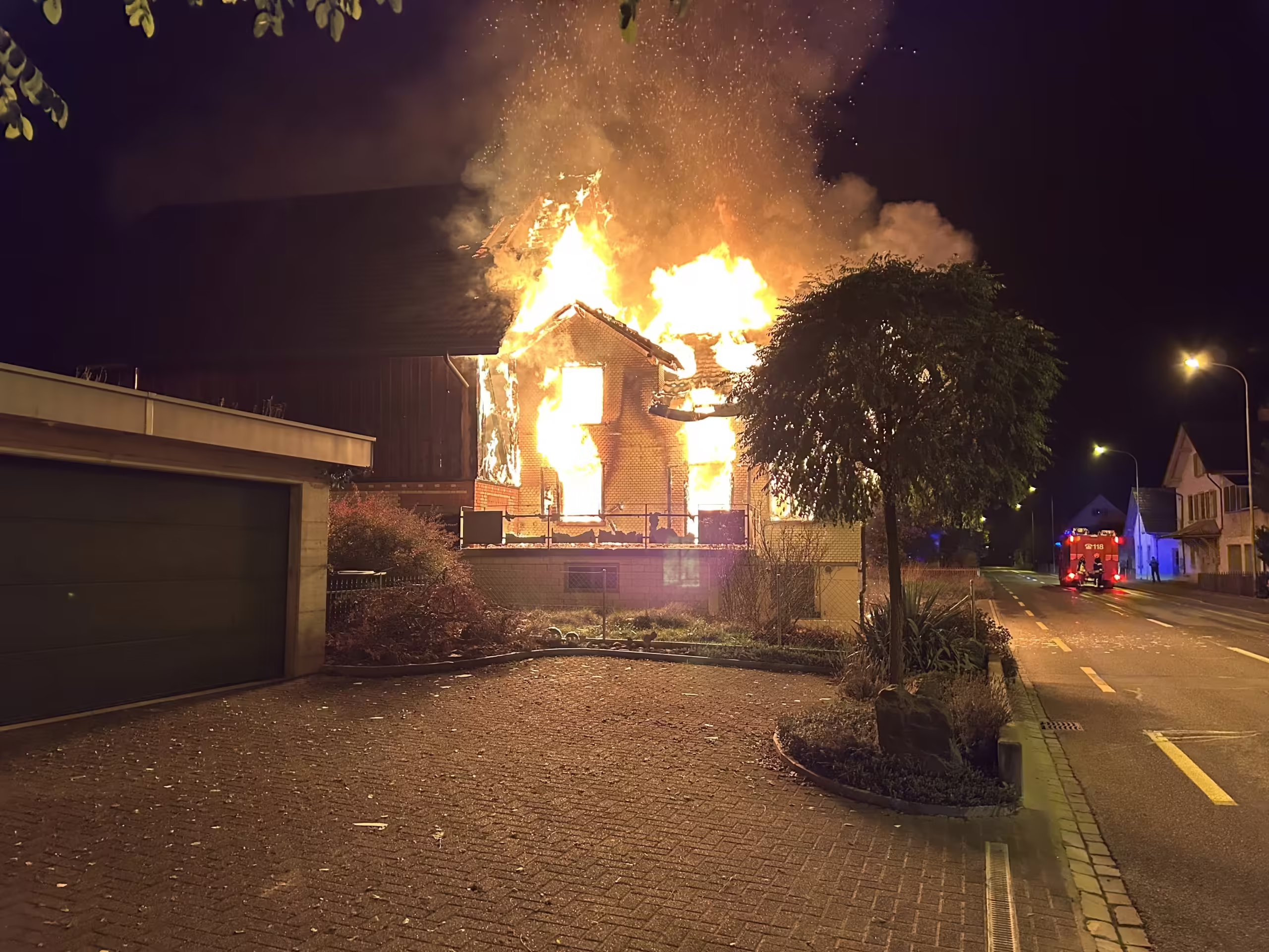 Brand in Bürglen: Leerstehendes Haus in Flammen – Ursache unklar!