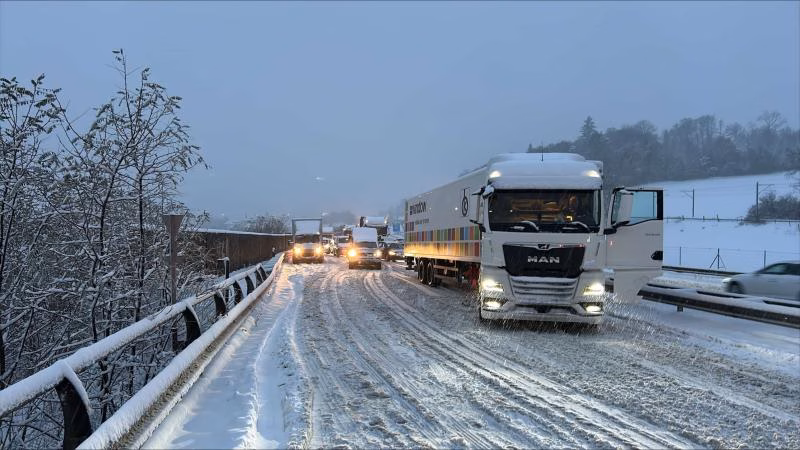 Chaos auf den Straßen: Schnee lässt Verkehr im Kanton erstarren!