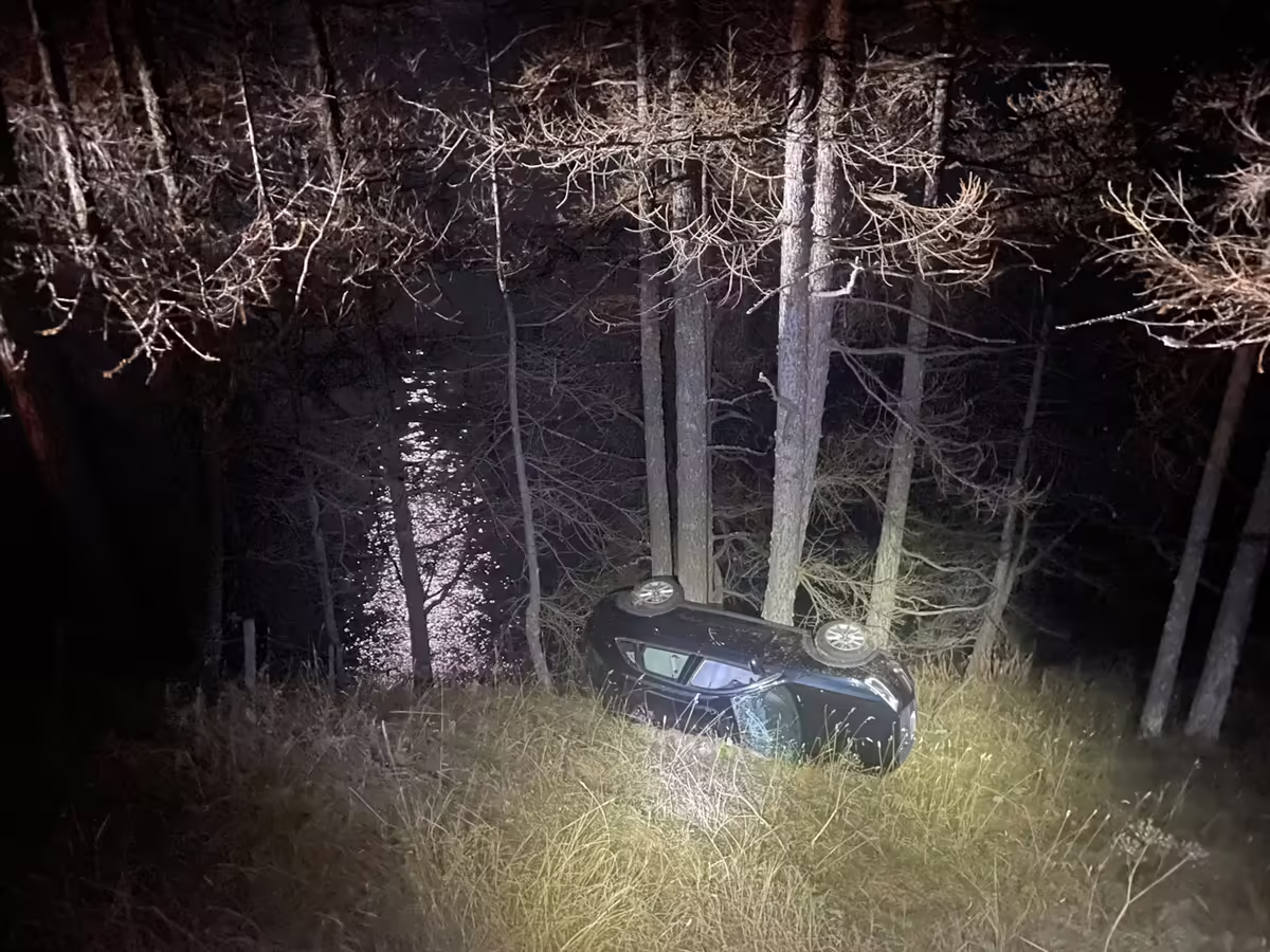 Drama am Silsersee: Auto überschlägt sich nach riskantem Überholmanöver!