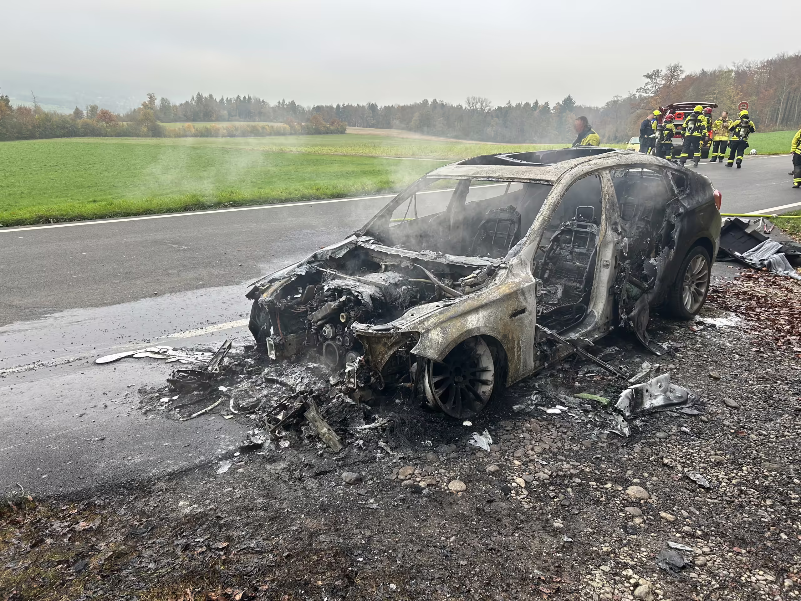 Fahrzeugbrand in Arch: Feuerwehr löscht Totalschaden nach Defekt