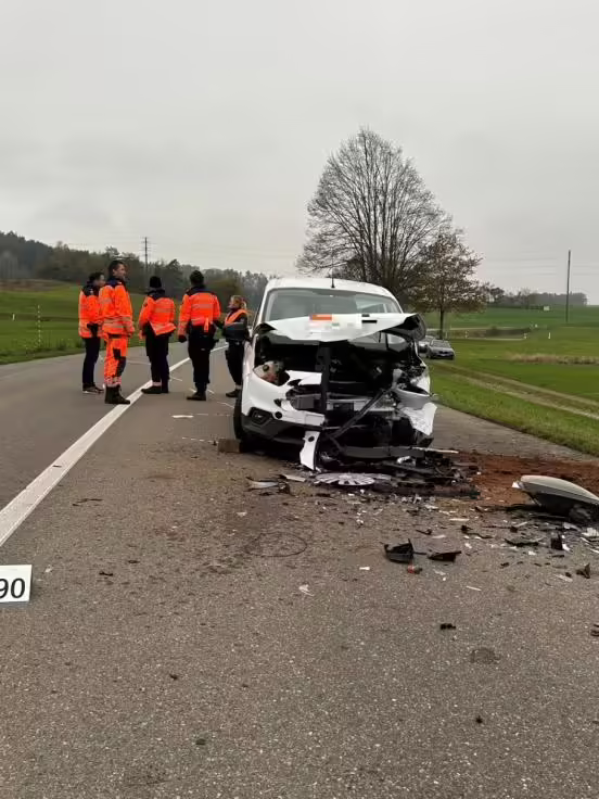 Frontalkollision in Humlikon: Zwei Verletzte nach dramatischem Crash!