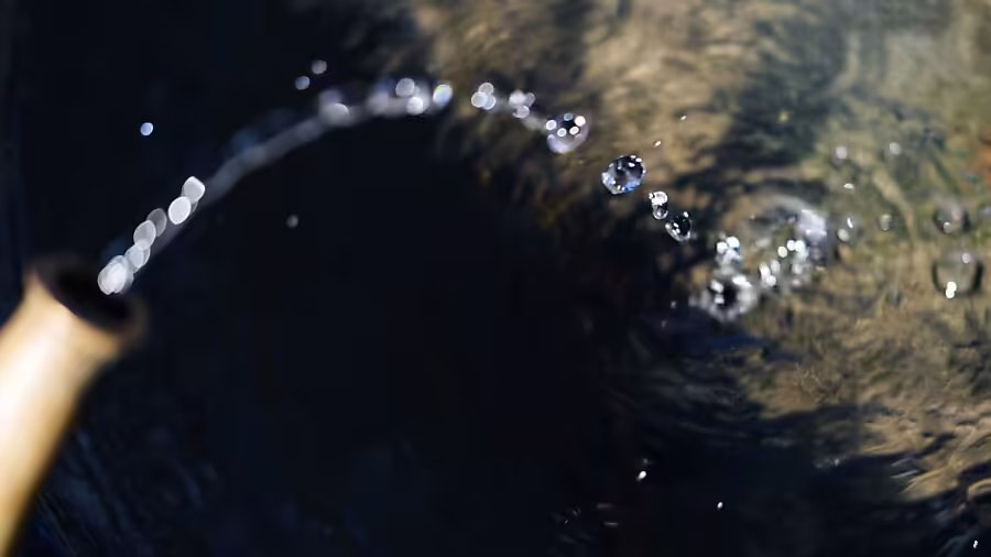 Glarner Trinkwasser glänzt: Nur eine Probe beanstandet!