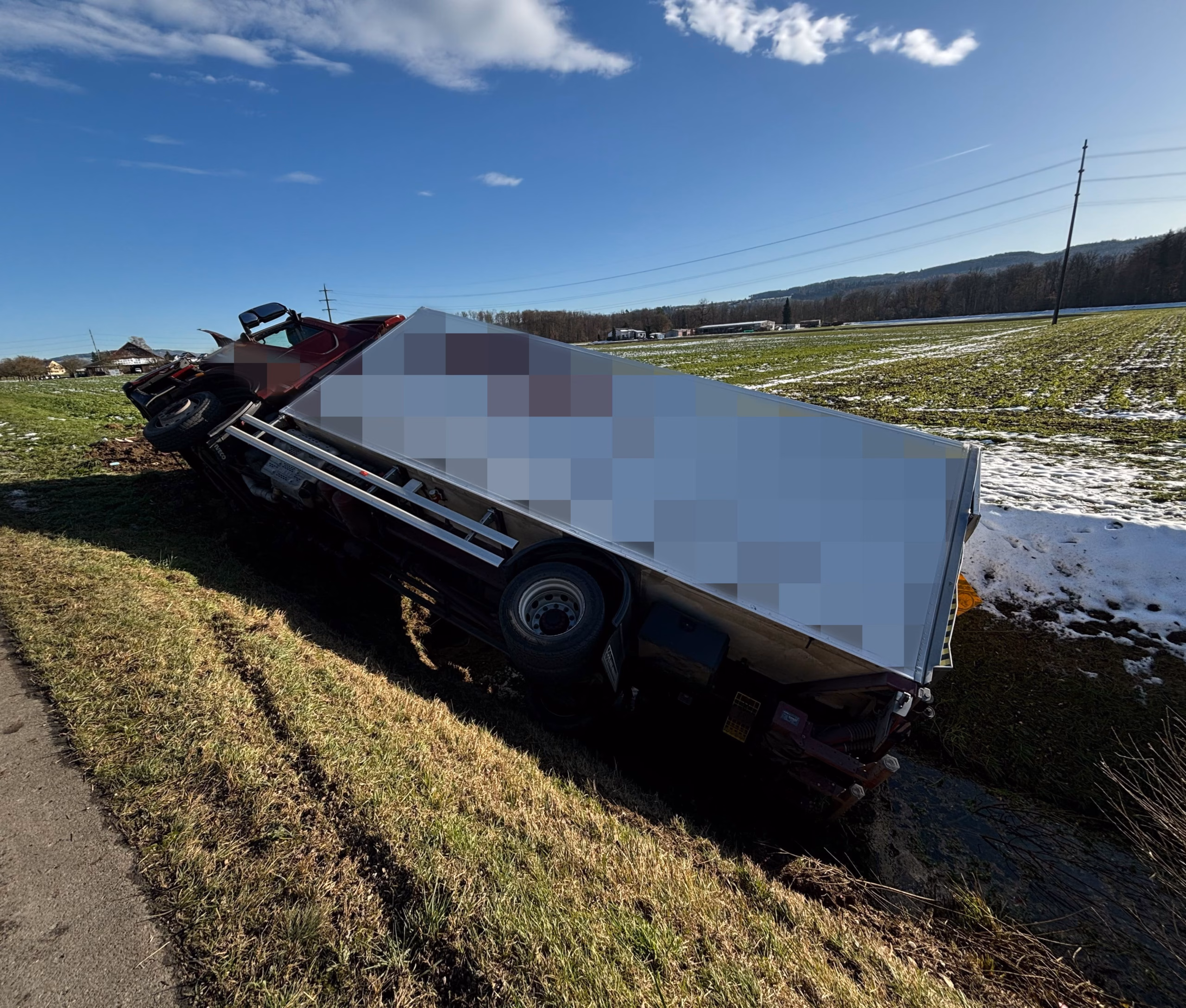 Lastwagenunfall in Müllheim: Fahrer leicht verletzt und Umwelt bedroht!