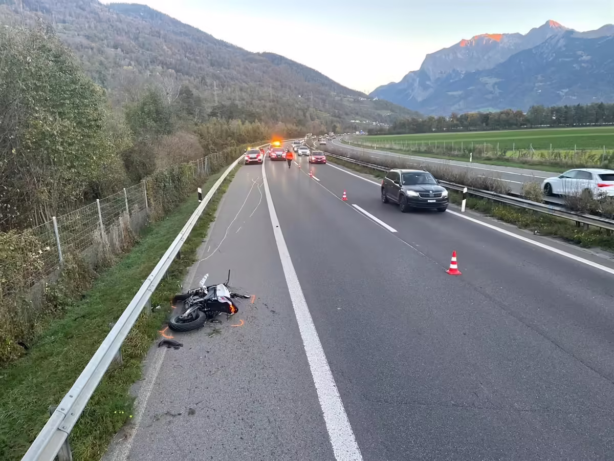 Motorradunfall in Zizers: 17-Jähriger fliegt über Leitplanke!