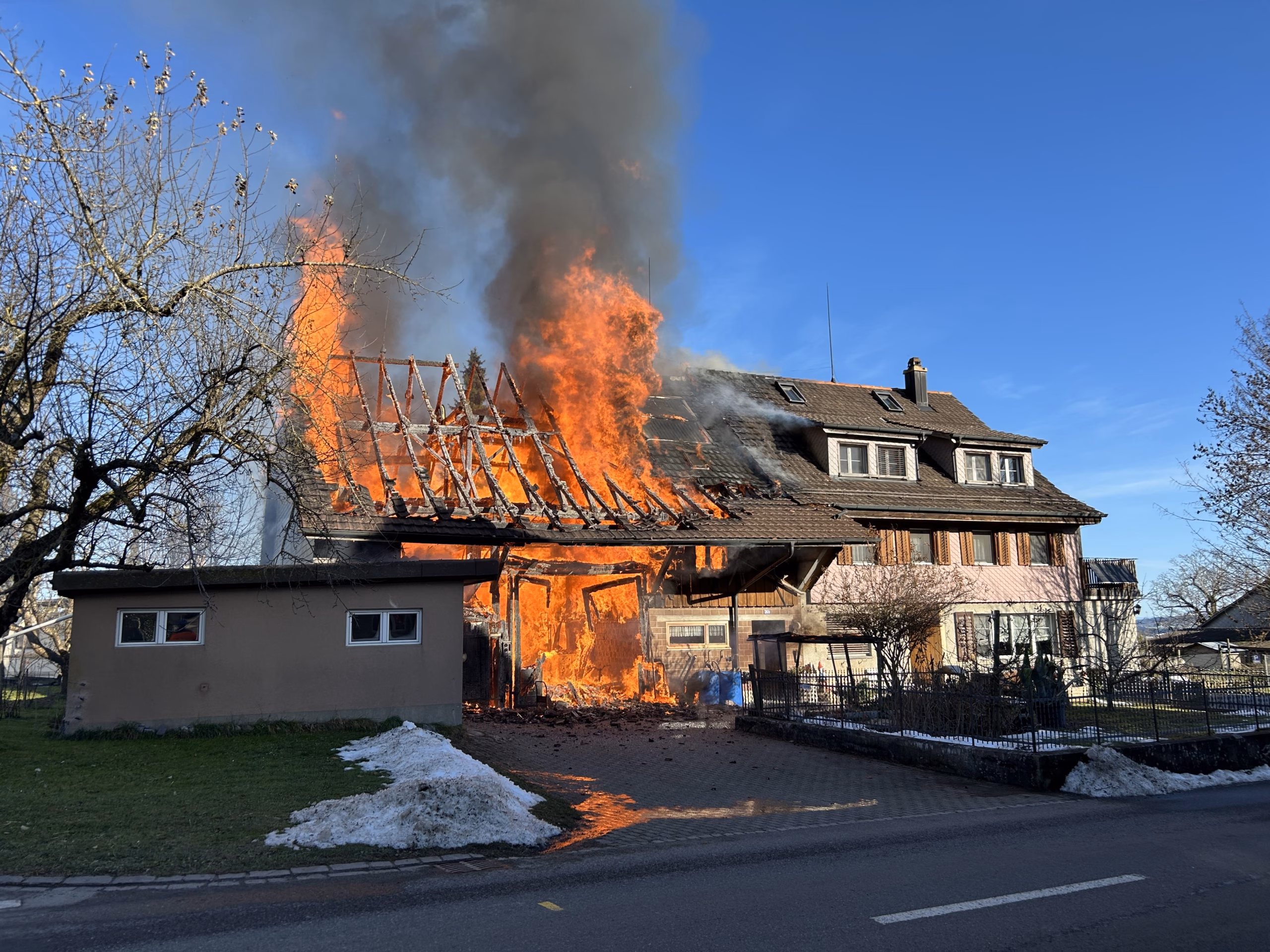 Scheune in Tuttwil brennt lichterloh – Zwei Verletzte und hohe Schäden!