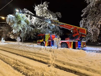 Schneehölle in Basel: Chaos auf den Straßen und 20 Feuerwehreinsätze!