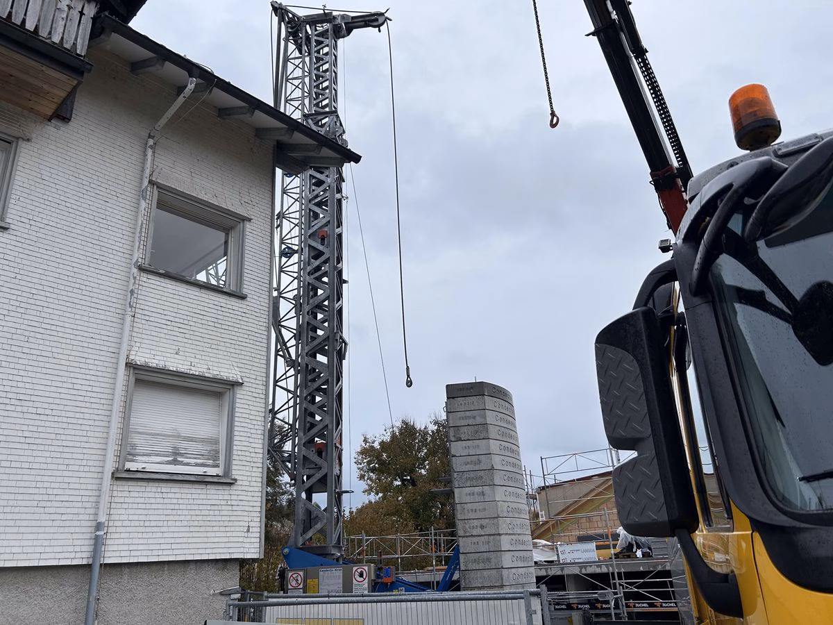 Schock auf der Baustelle: Arbeiter stürzt bei Krandemontage in Gais!
