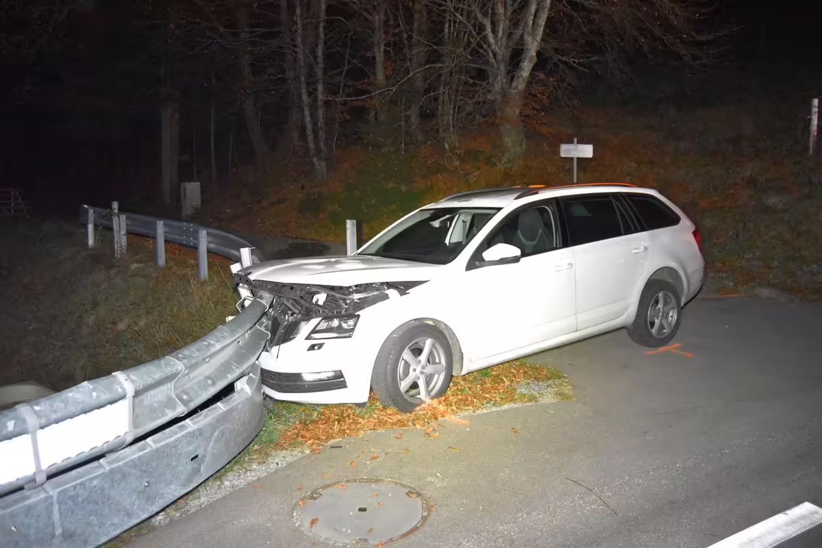 Schockierender Selbstunfall in Urnäsch: Fahrer bleibt unverletzt!