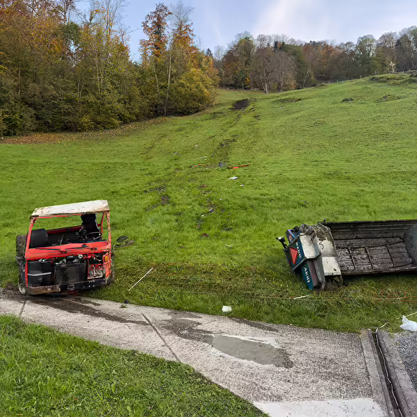 Schrecklicher Sturz: Lenkerin eines Landwirtschaftsfahrzeugs schwer verletzt!
