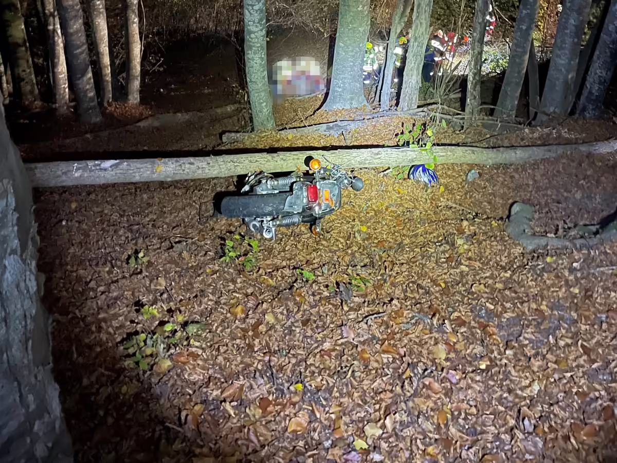 Schwerer Motorradunfall in Grüsch: Fahrer stürzt 30 Meter ab!