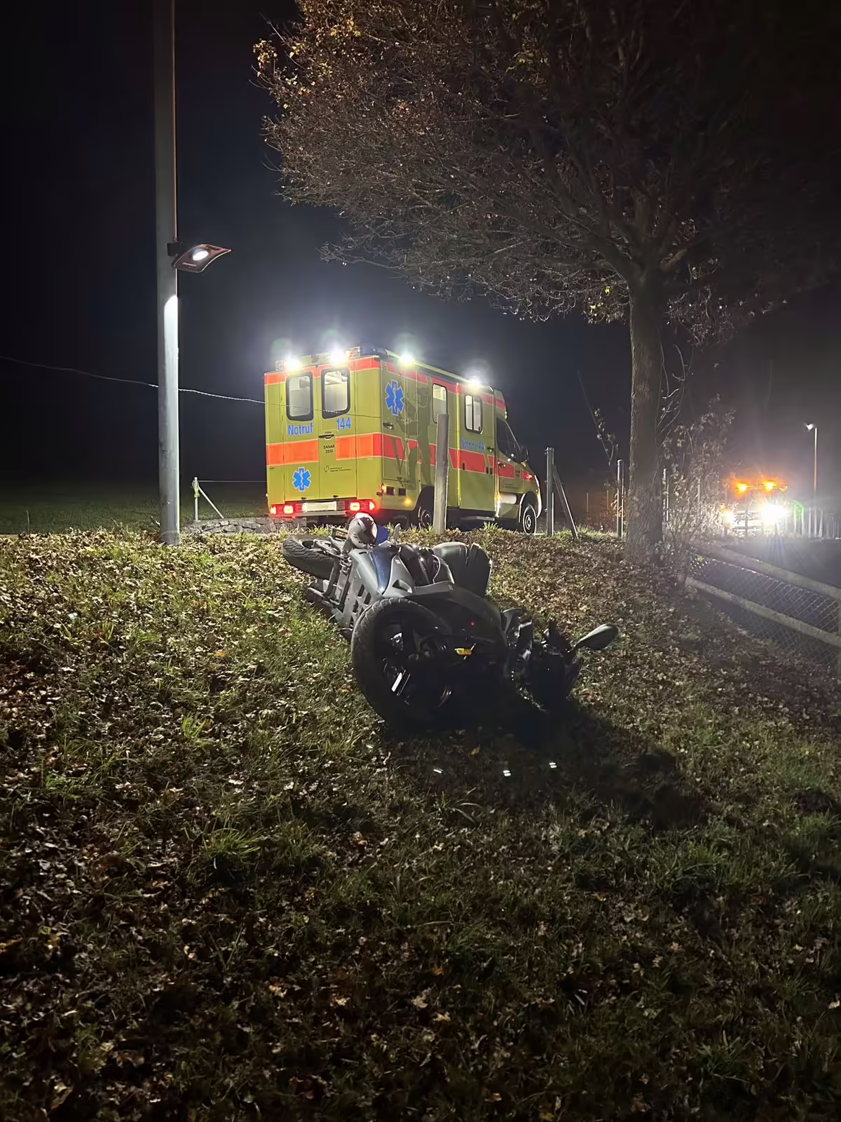 Selbstunfall in Hundwil: Rollerfahrer stürzt bei Linkskurve!
