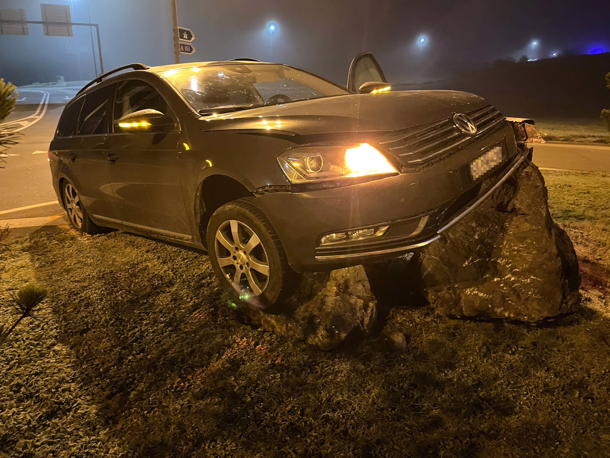 Selbstunfall in Rickenbach: Autofahrer krachte gegen großen Stein!