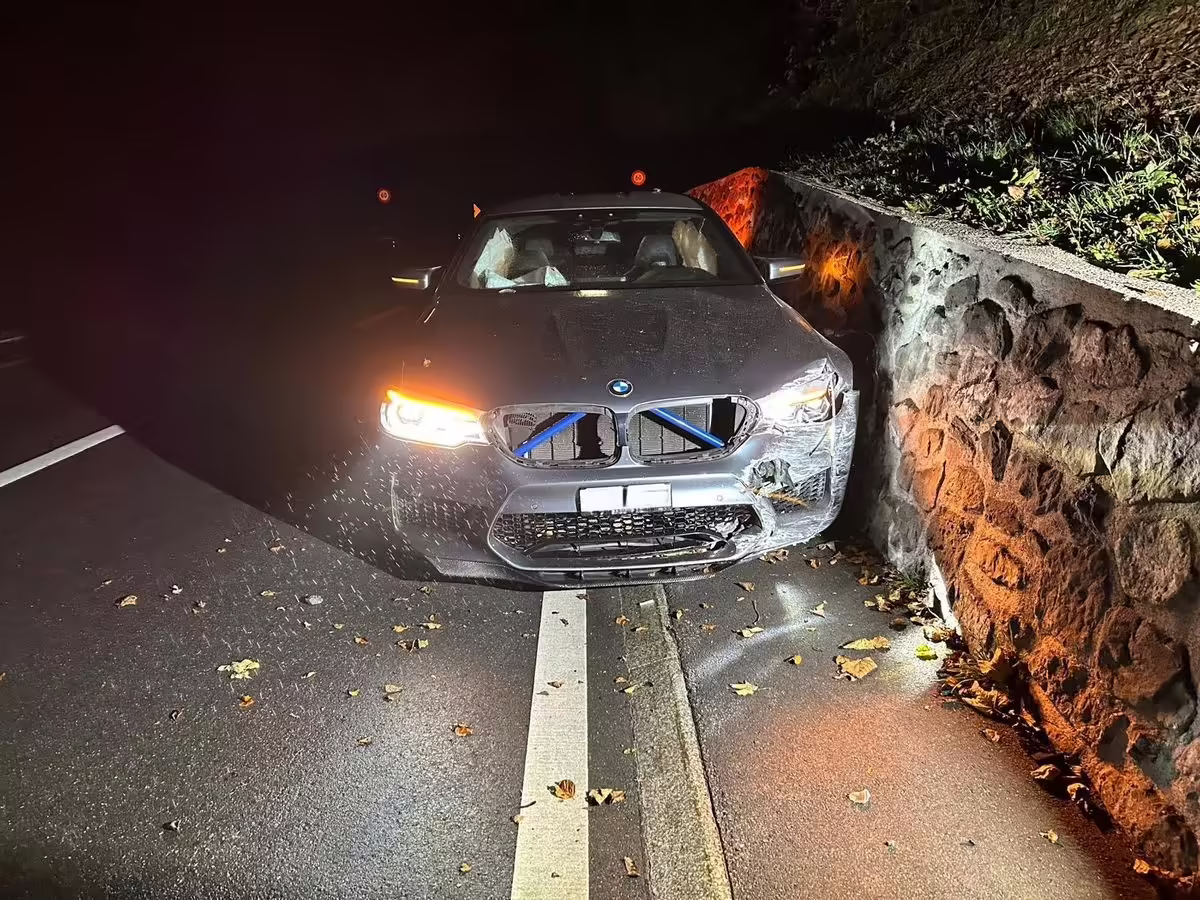 Selfunfall in Niederteufen: 20-Jähriger landet mit Auto gegen Mauer!