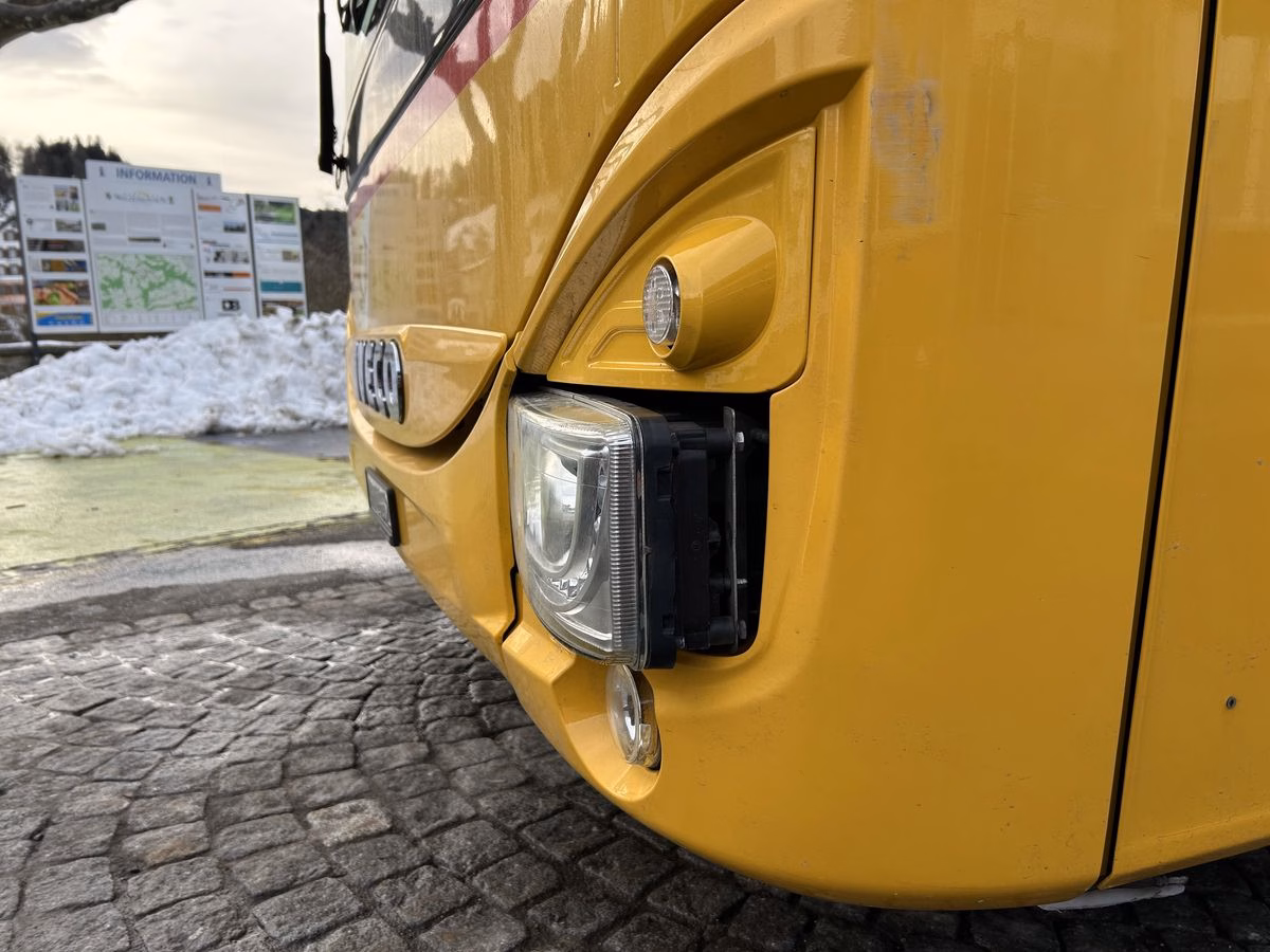 Streifkollision in Walzenhausen: Postauto und Auto prallen zusammen!