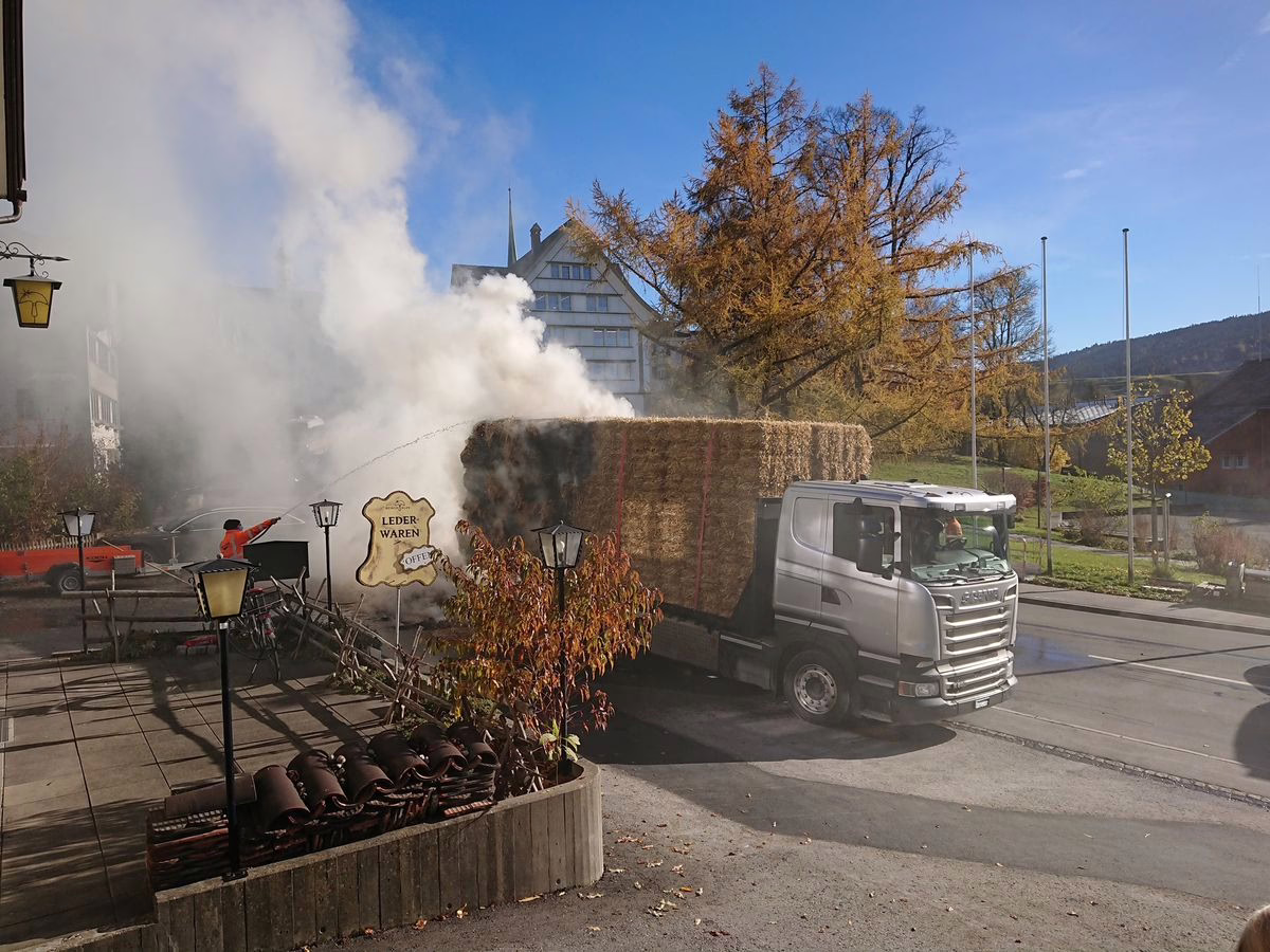 Strohballen-Brand in Gais: Drama auf der Hauptstraße!