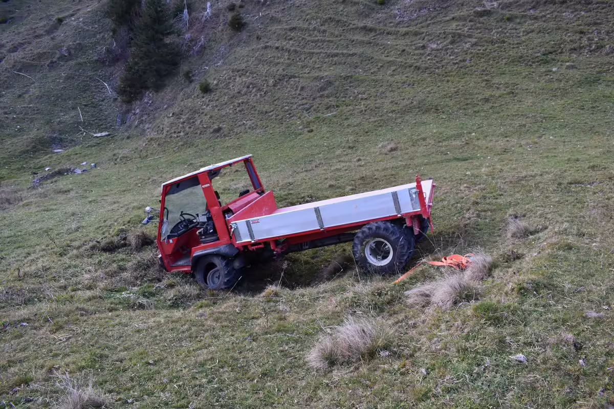 Tödlicher Unfall in Urnäsch: Transporter kippt im steilen Gelände!