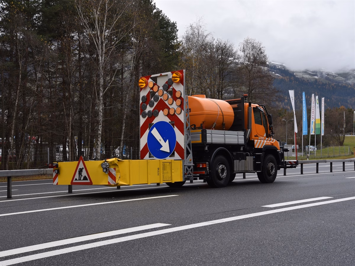 Unfall auf A13: Silbergrauer Toyota Fahrer flüchtet nach Crash!