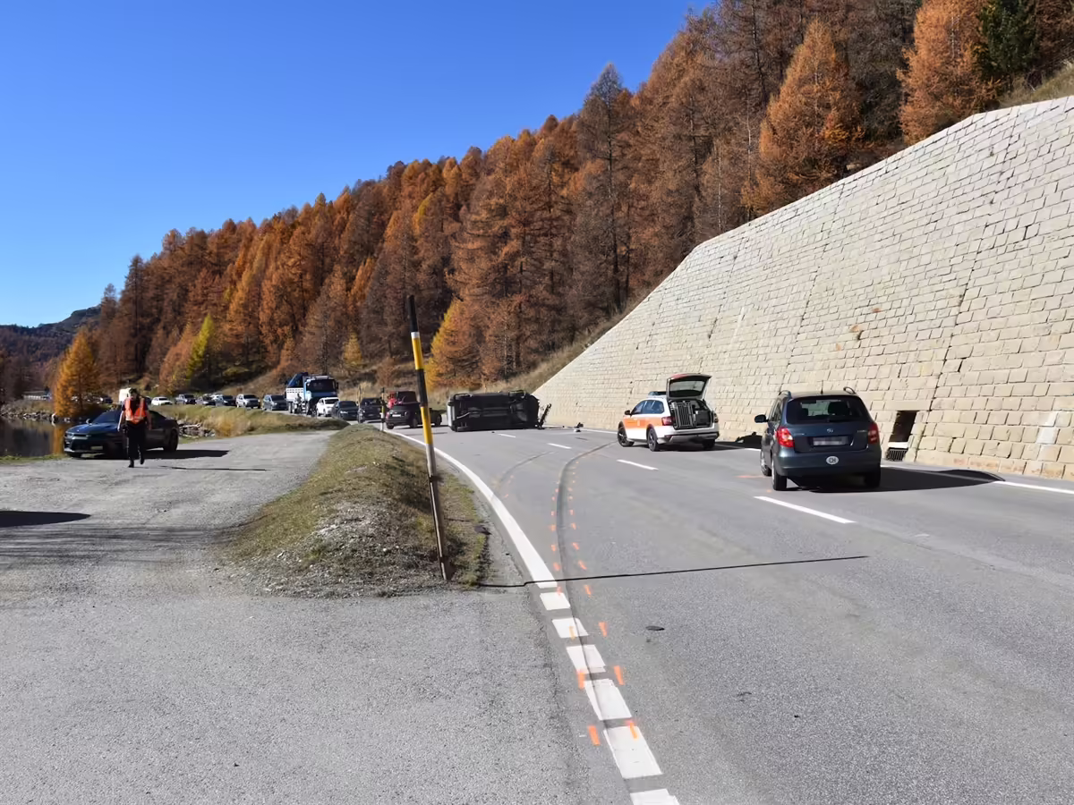 Zwei Autos prallen auf Hauptstraße in Sils i.E. – Fahrer verletzt!