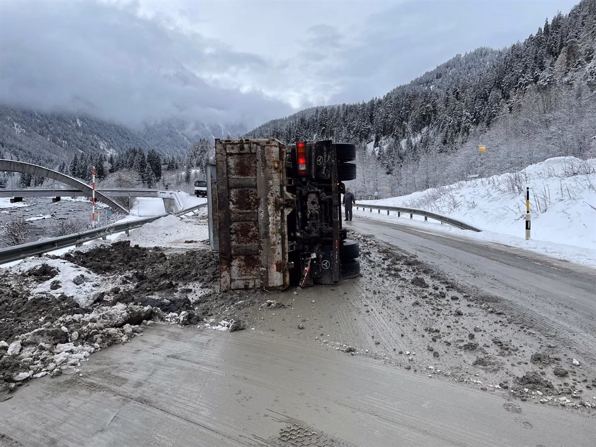 Lkw-Unfall in Strada: Fahrer leicht verletzt, Straße blockiert!