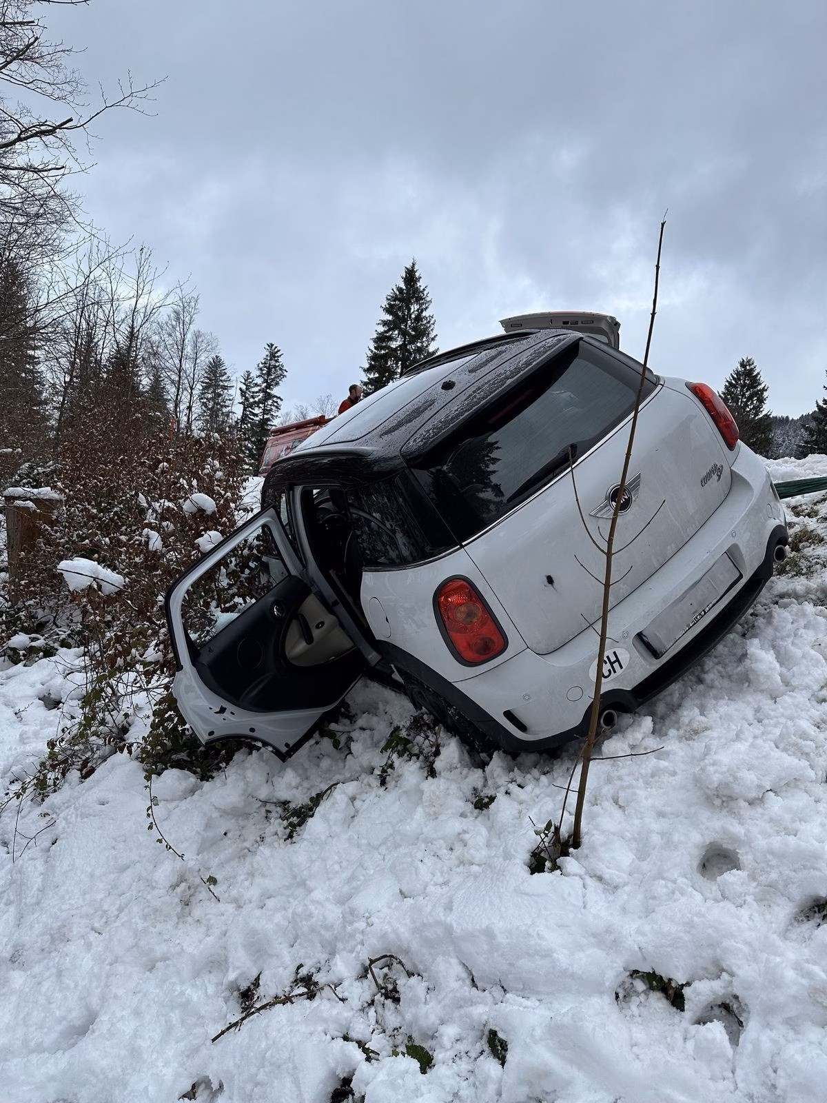 Selbstunfall in Urnäsch: Glück im Unglück für Autofahrerin!