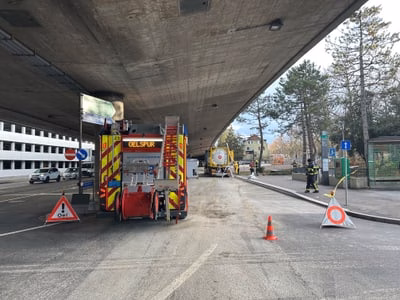 Lastwagen verliert Frittieröl – Feuerwehr und Polizei im Einsatz!