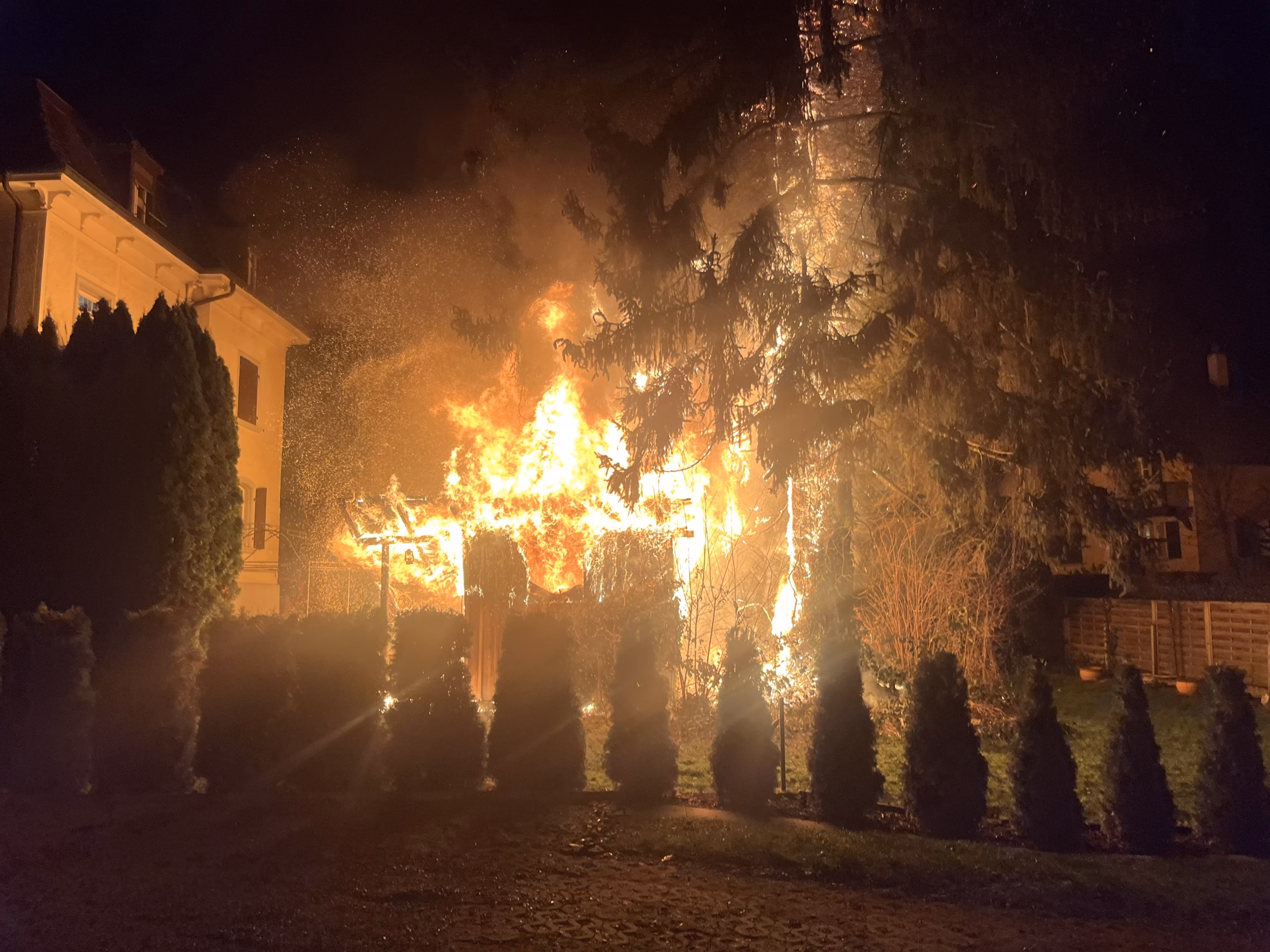 Feuergefahr in Amriswil: Gartenhaus und Tanne stehen in Flammen!