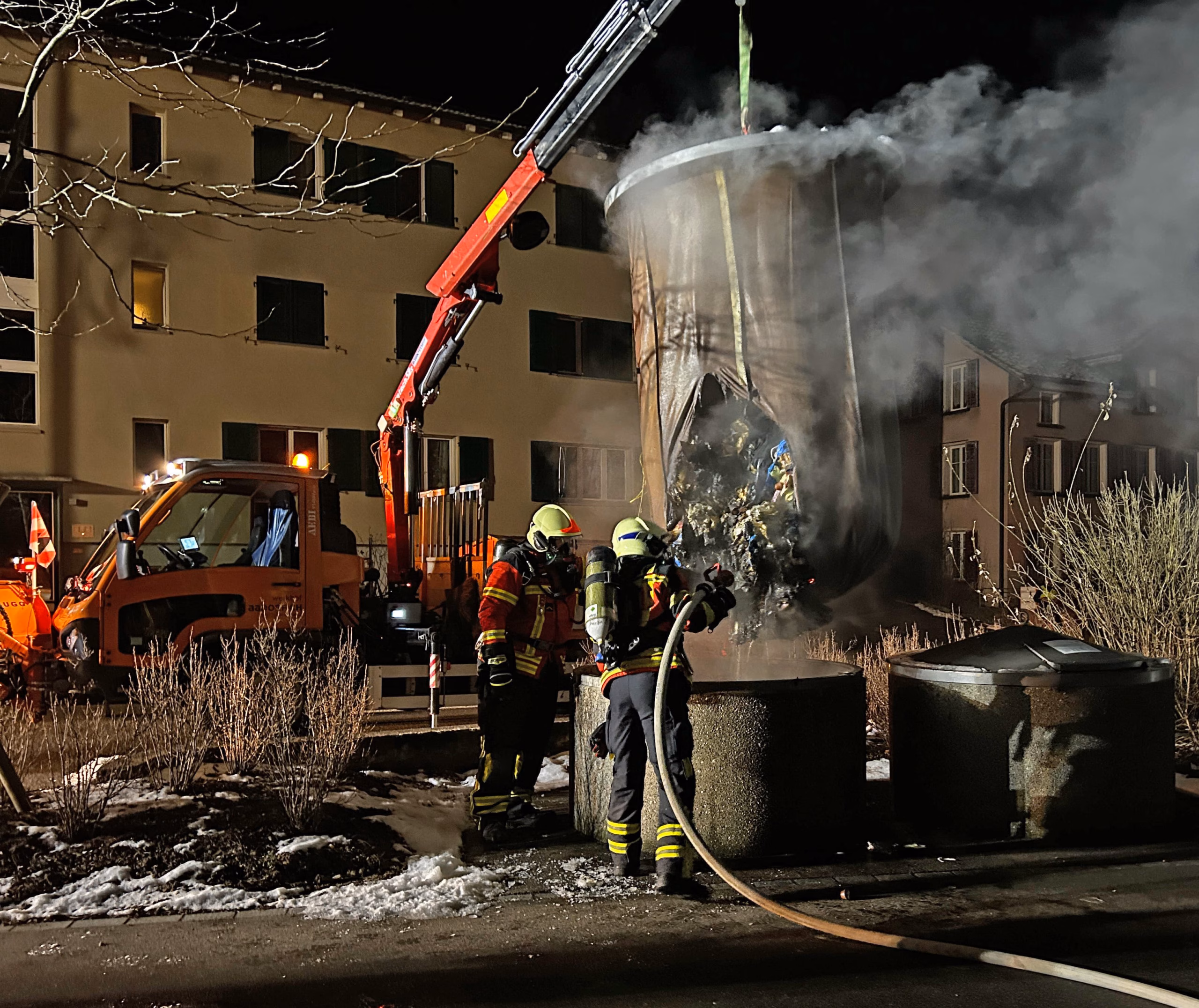 Mottbrand in Aadorf: Unterflurcontainer in Flammen! Ursache unklar!