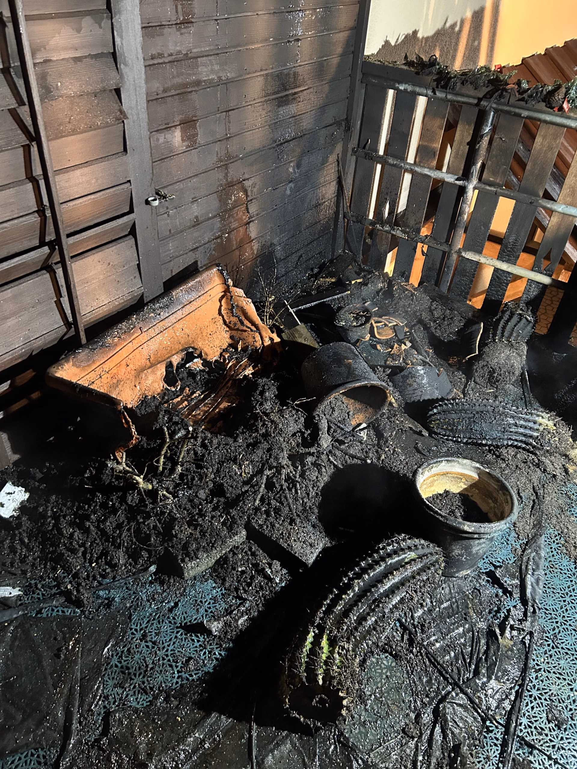 Balkanbrand in Schlatt: Unbeaufsichtigte Kerze verursacht hohen Schaden!