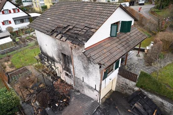 Dübendorf in Aufregung: Großbrand verwüstet Wohnhaus und Schopf!