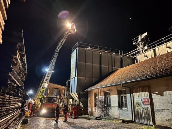 Feuer im Silo: Feuerwehr kämpft gegen Flammen in Zürcher Sägerei!
