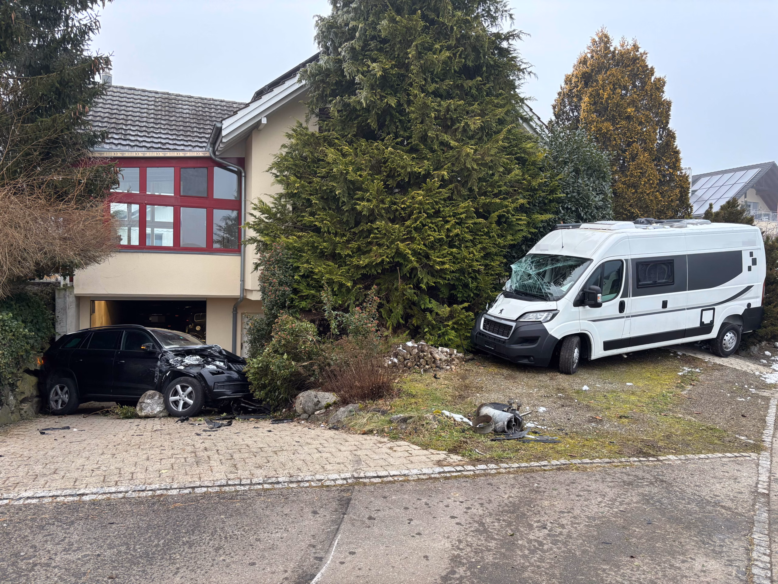 Schockunfall in Sommeri: Autofahrer kümmert sich um gefahrlose Ablenkung!