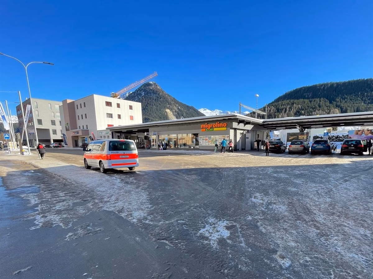 Tragischer Unfall in Davos: Fussgängerin von Kleintraktor erfasst!