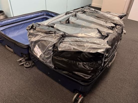 84-Jähriger reisender Drogendealer: 38 Kilo Marihuana in Koffer!
