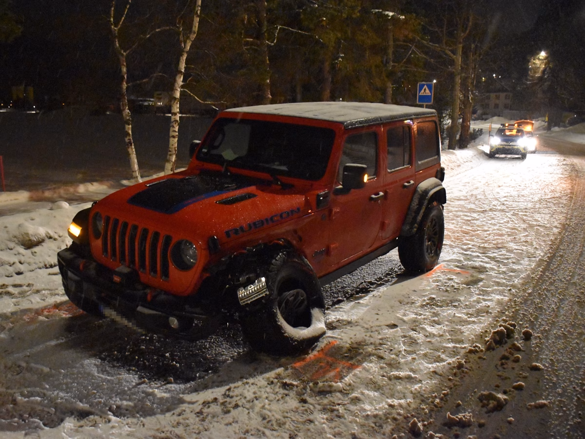 Auto-Unfall in St. Moritz: Fahrer flüchtet nach Kollision mit Kandelaber!