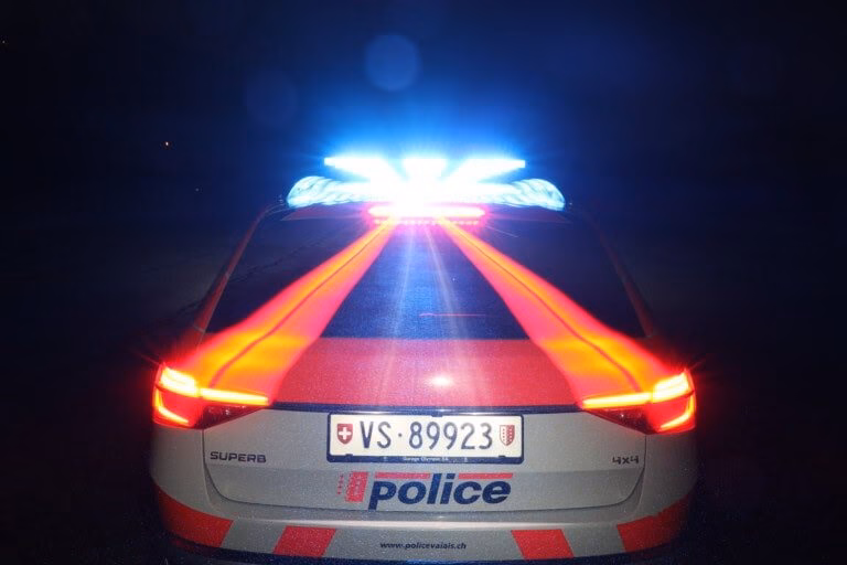 Bankomat-Raub in Hérémence: Täter flüchten im Baustellenfahrzeug!