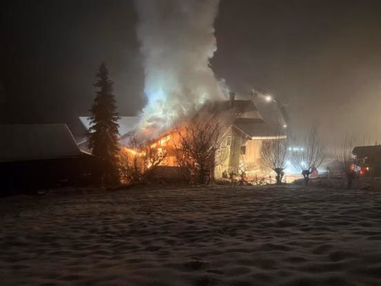 Bauernhaus in Flammen: Feuerwehr kämpft um Leben und Gut!