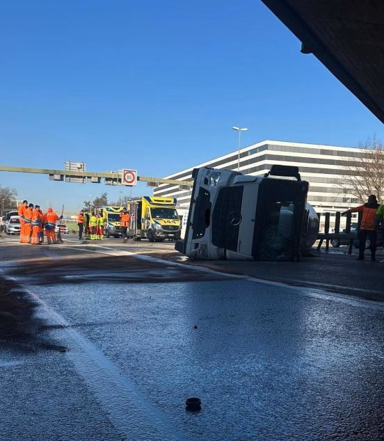 Betontransporter kippt auf A11: Dramatischer Einsatz in Glattbrugg!