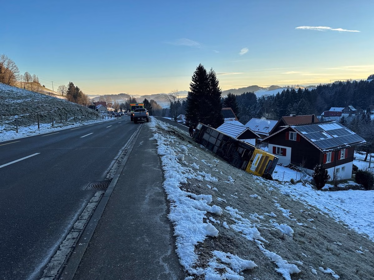 Drama in Grub: Postauto kippt um – Verletzte und hoher Sachschaden!
