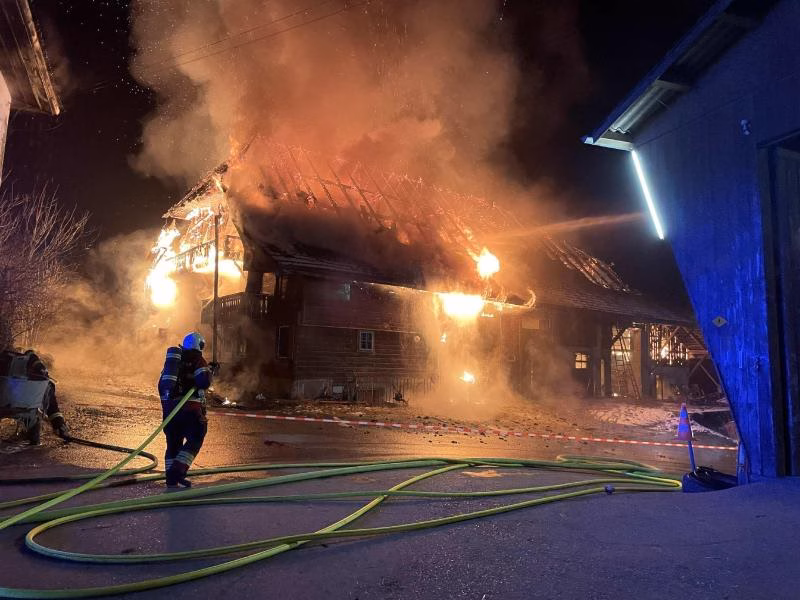Drama in St. Ursen: Scheunenbrand verwüstet Wohnhaus – keine Verletzten!